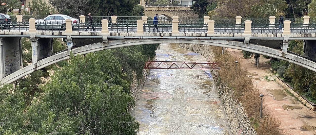 Cauce del río Vinalopó a su paso por Elche el viernes, tras las lluvias de la madrugada anterior.