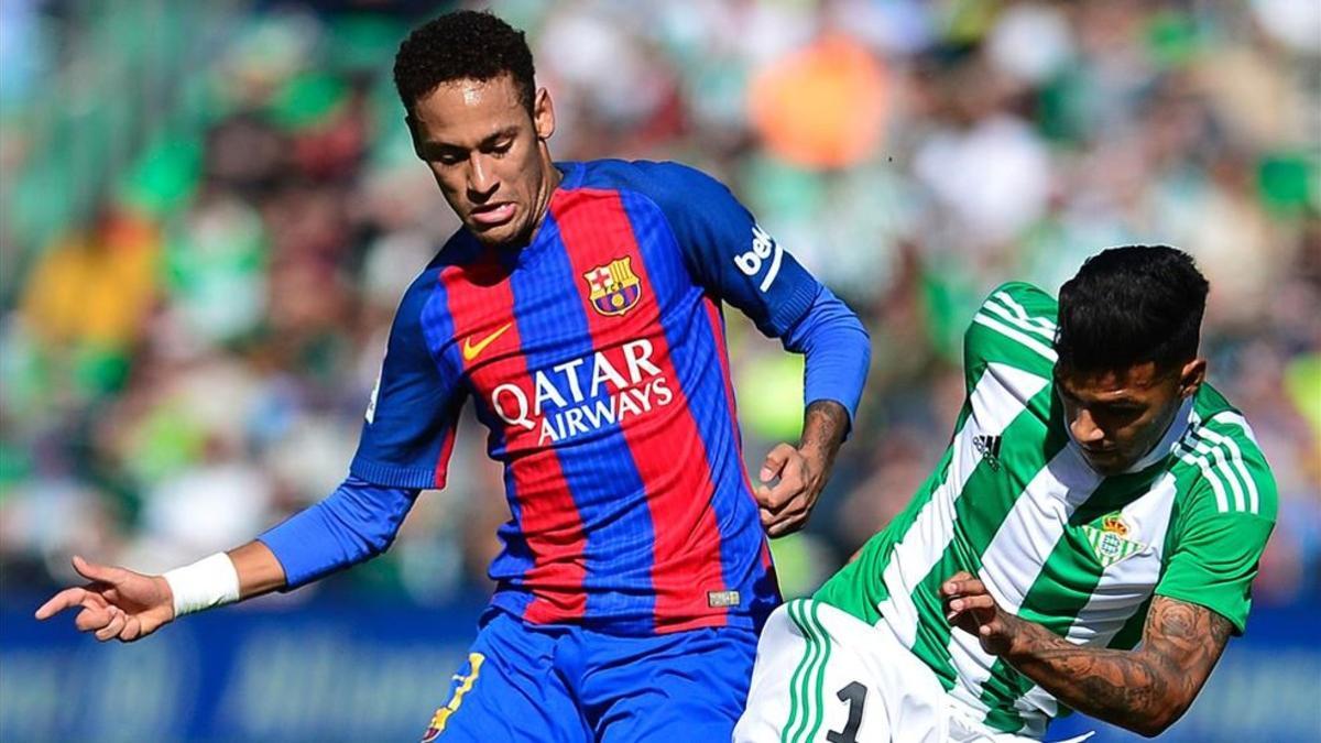 Nahuel disputa un balón a Neymar durante el Betis - Barça de la pasada temporada