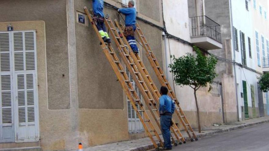 Operarios trabajando en la instalación de líneas.