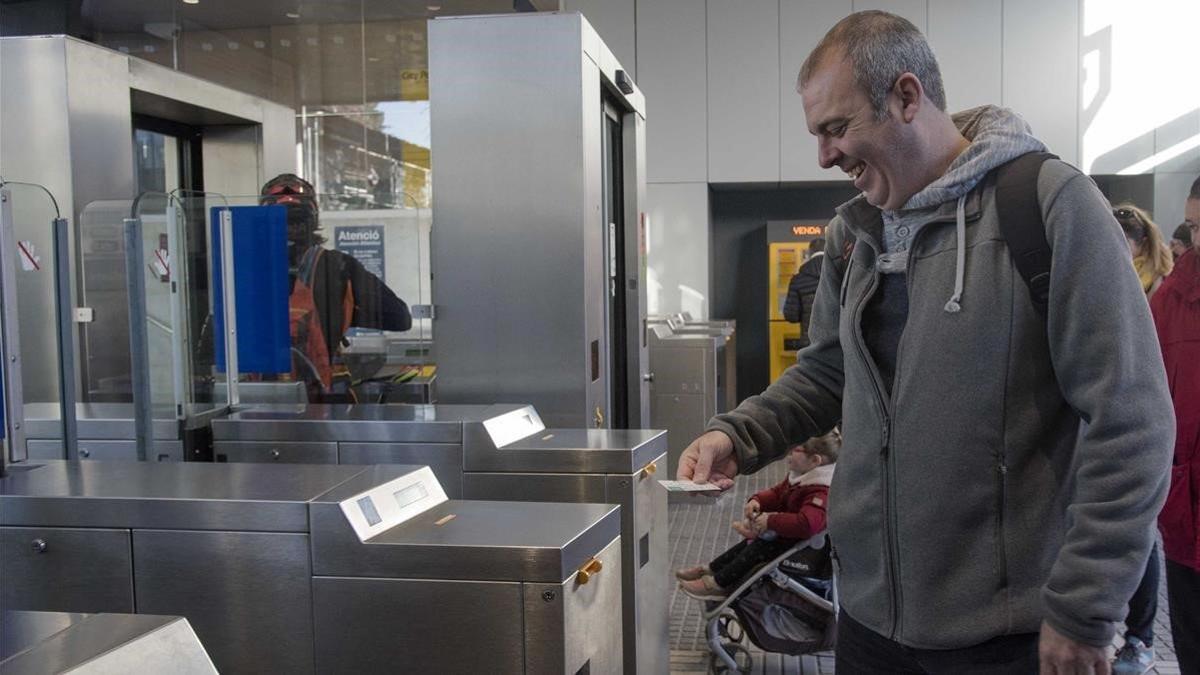 Marc Amaro valida su billete en la estación de Sant Cugat, esta mañana