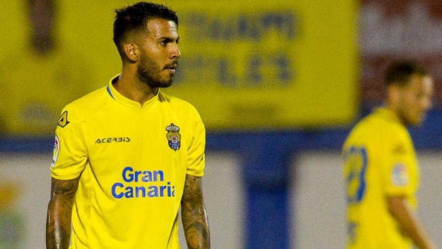 Jonathan Viera Ramos, ante el Tenerife, prepara el golpeo.