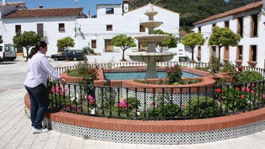 La fuente está situada en el centro de la plaza.