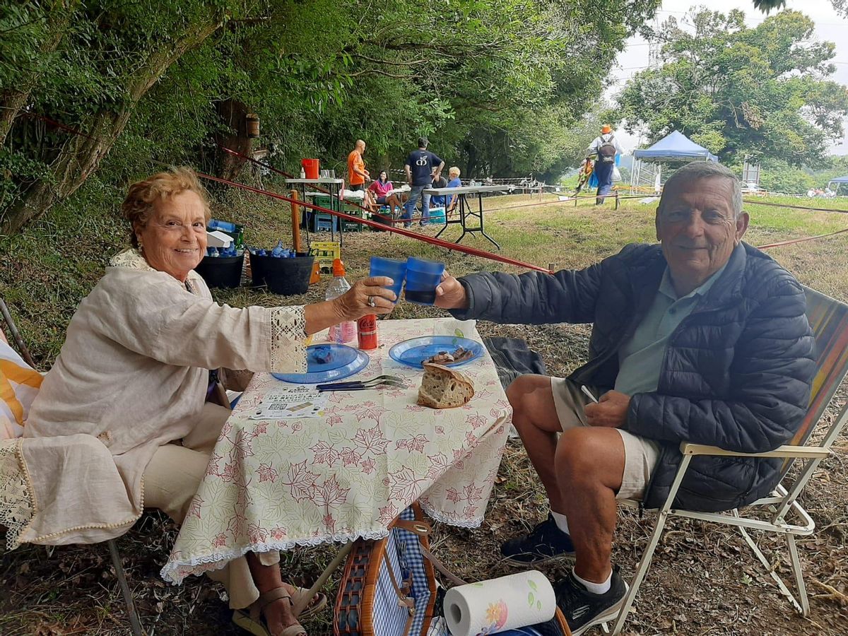 Alfonso López y Fátima Vaz, en el prao del Carmín, donde llegaron los primeros.