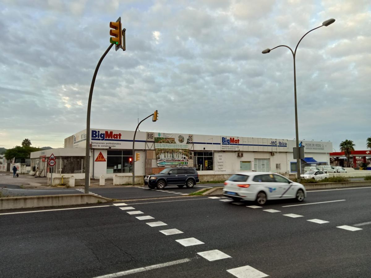 Semáforo en el acceso desde Can Bonet al camí de Can Guillemó.