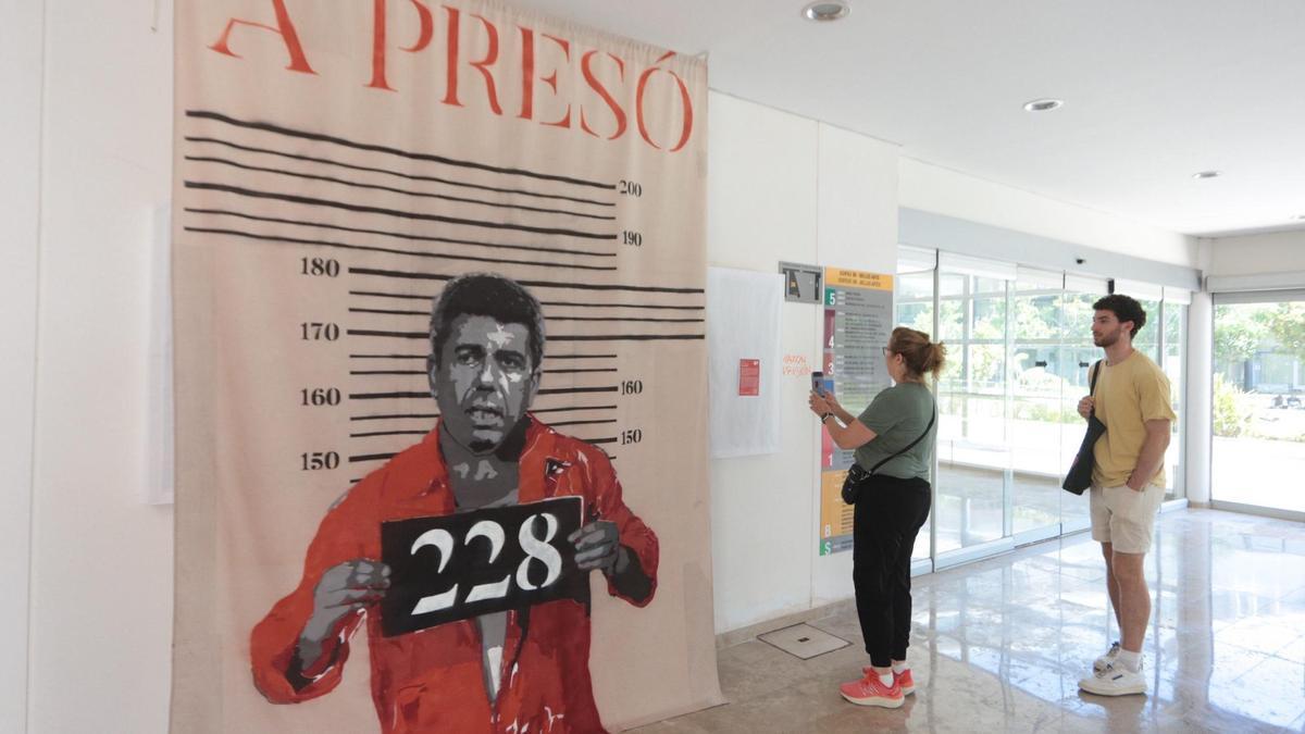 La pintura contra Mazón, expuesta este miércoles en la facultad de Bellas Artes de la UPV.