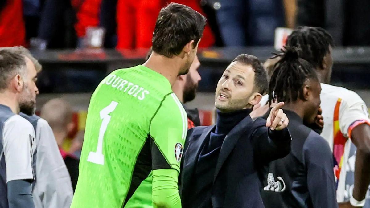 Thibaut Courtois, portero del Real Madrid y de Bélgica, discute con Domenico Tedesco.