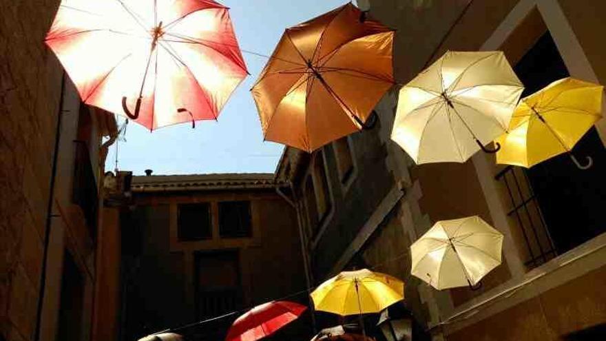 Original decoración en las calles de Penàguila con motivo de sus fiestas.