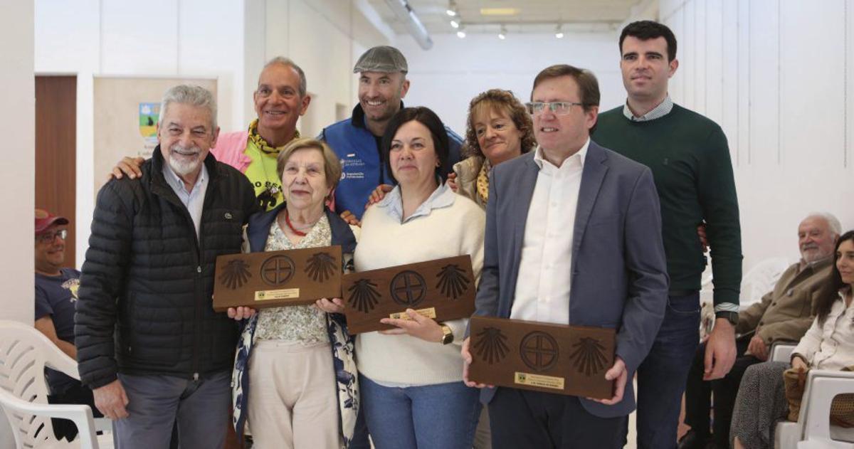 Os premiados con Xesús Palmou, Gonzalo Louzao, e outros persoeiros. | BERNABÉ/ AMANDA CASTRO