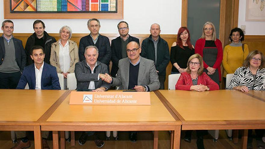 Imagen de los asistentes en la firma del convenio.