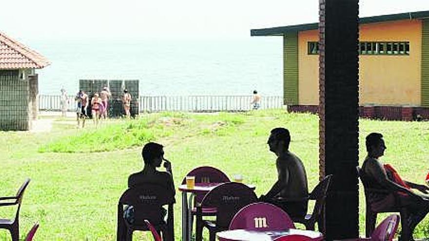 Bañistas disfrutando ayer de la terraza del bar de la playa de Carranques, en Perlora.