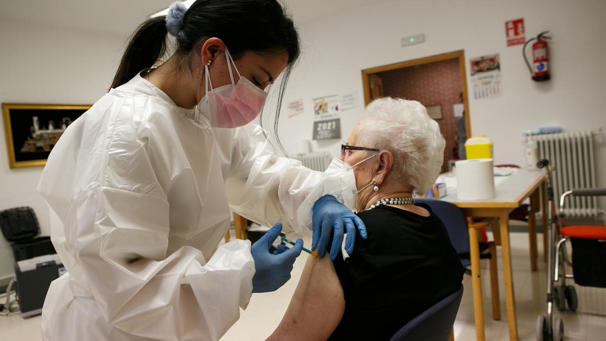 Una mujer recibe una vacuna frente al COVID en Soria.