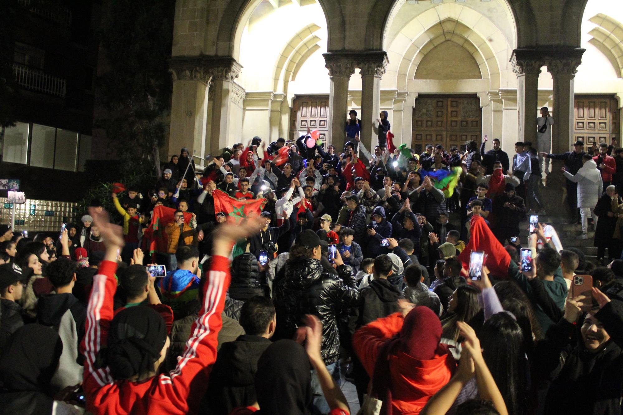 Eufòria entre la comunitat marroquí de Manresa en la celebració de la victòria contra Espanya al Mundial de Qatar