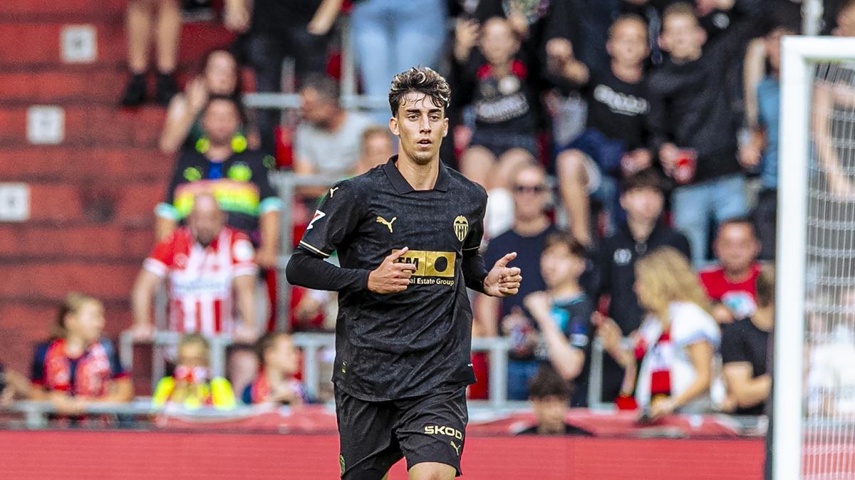 Iker Córdoba, defensa central del Valencia cedido en el Mirandés