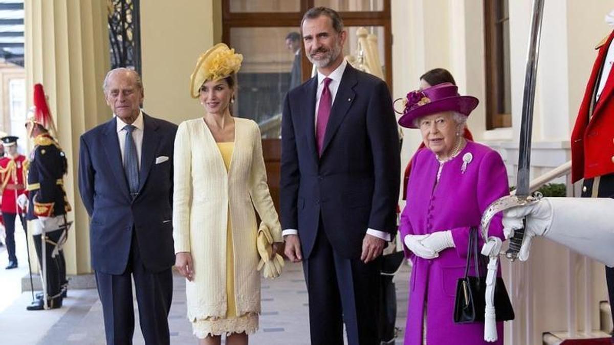 Los reyes de España con la difunta reina de Inglaterra y Felipe de Edimburgo