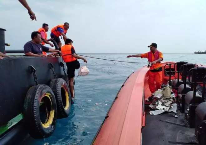 Un avió s'estavella al mar de Java a Indonèsia