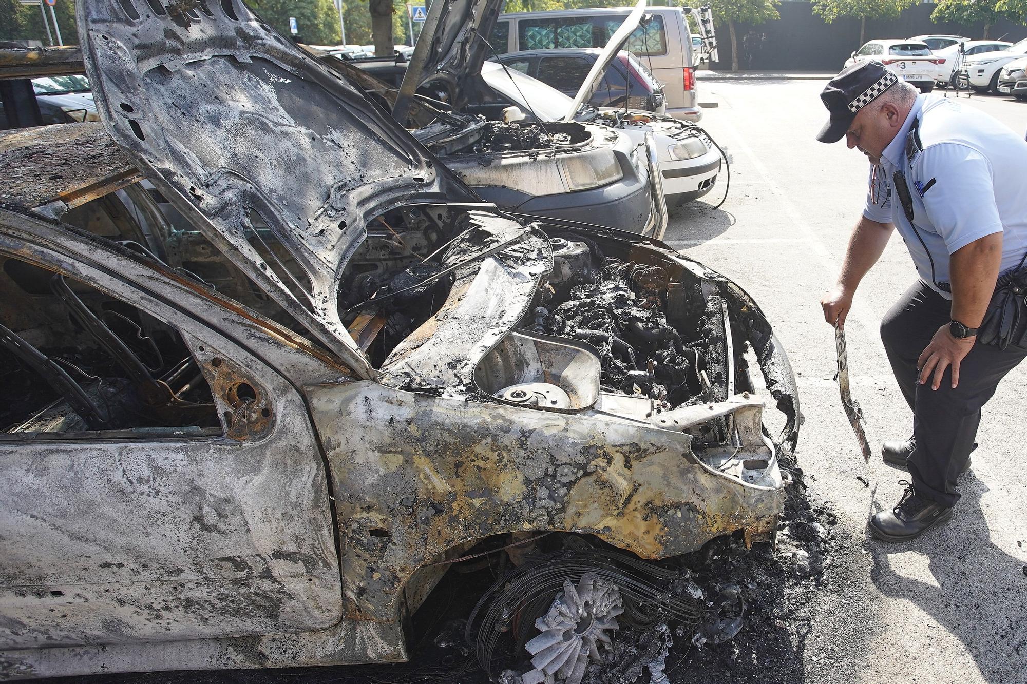 Incendi de vehicles al pàrquing del parc del Migdia