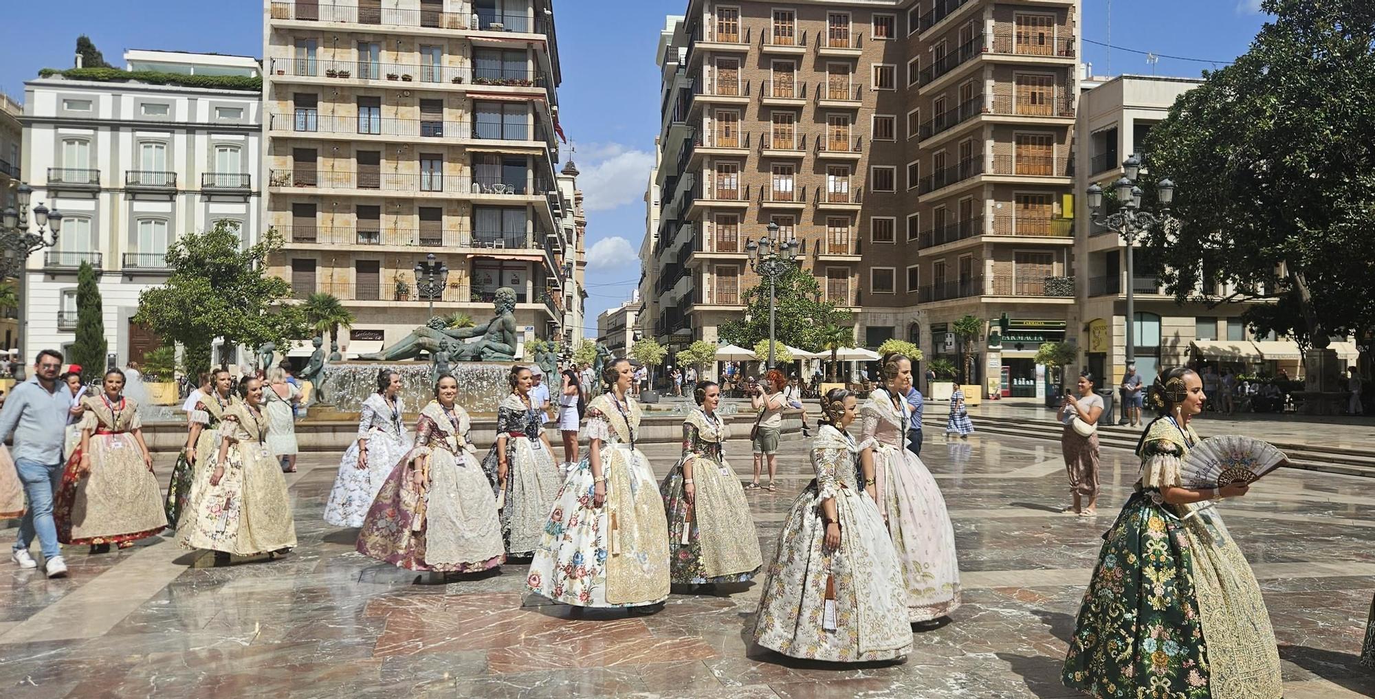 Baño de multitudes de las candidatas a Fallera Mayor de València 2025