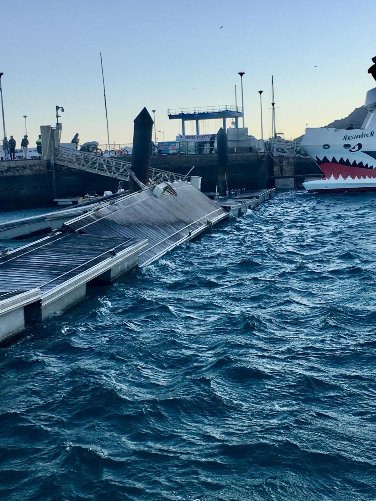 Destrozos en el Puerto de Caleta del Sebo, en La Graciosa, tras el paso de la borrasca Dorothea
