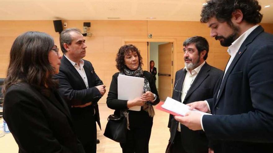 Representantes de la oposición, ayer durante la reunión de la Comisión de Investigación del Hospital Universitario de Burgos (HUBU).