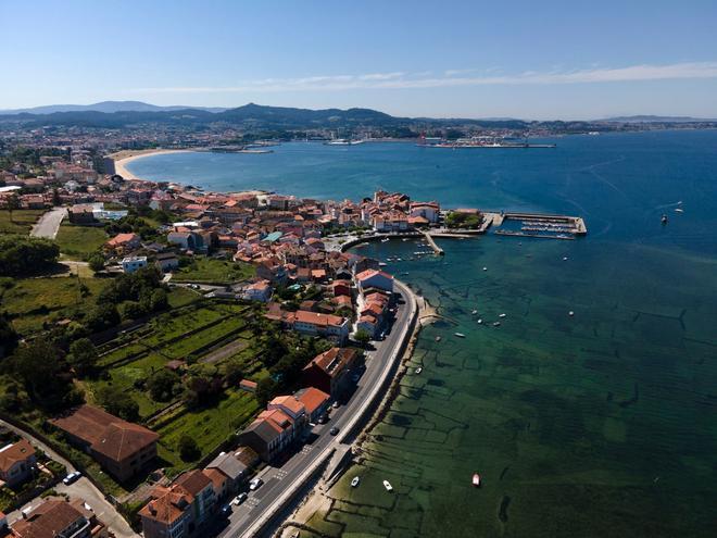 Vista aérea de la costa y el pueblo de Vilagarcía de Arousa