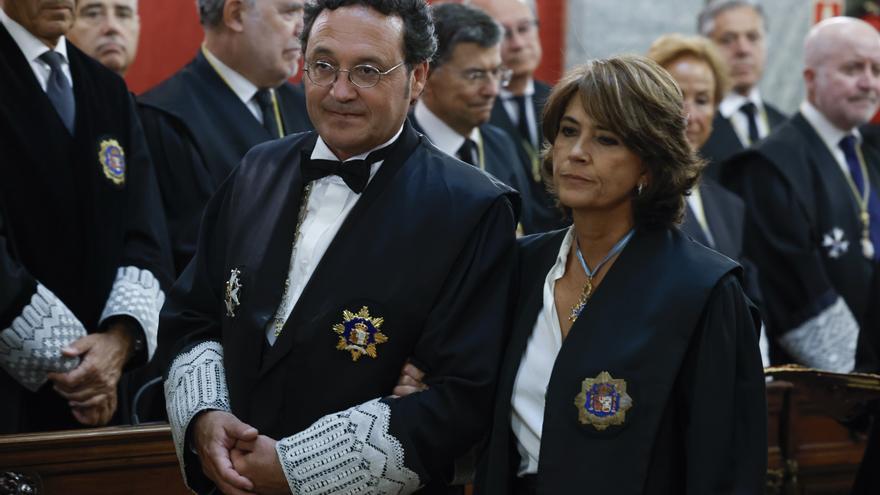 Álvaro García Ortiz, junto a Dolores Delgado.