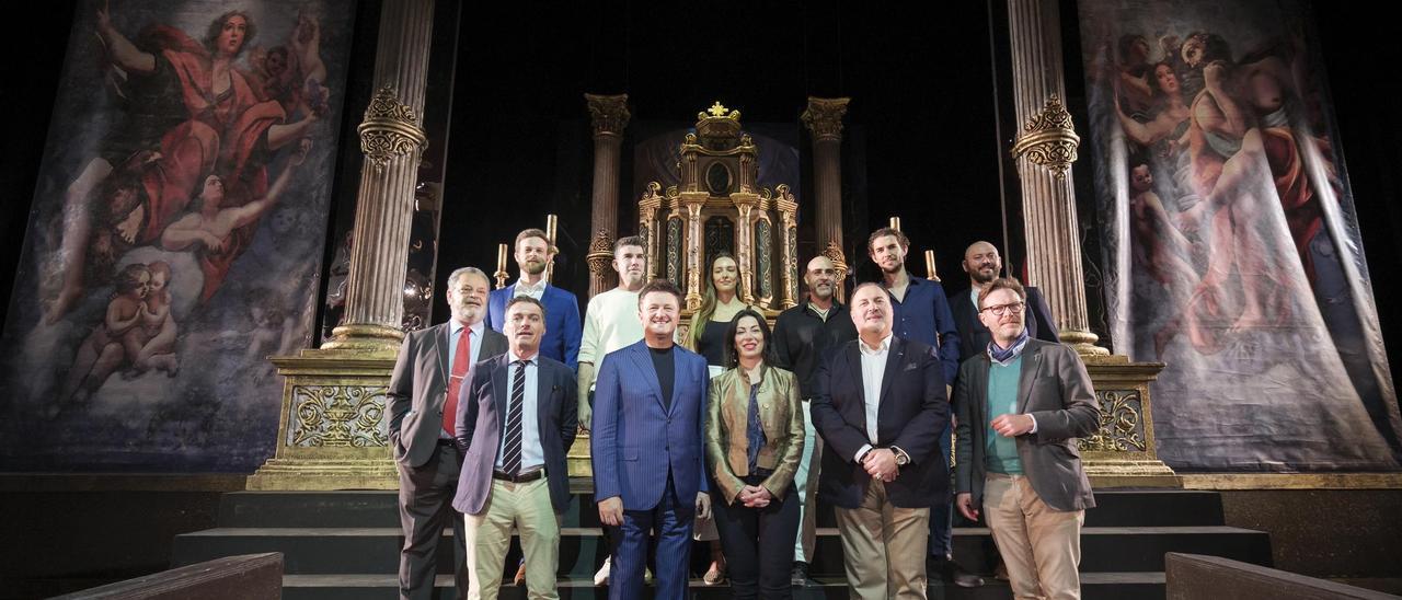 El elenco de ‘Tosca’, ayer, en el escenario del teatro Pérez Galdós, con el decorado del primer acto.