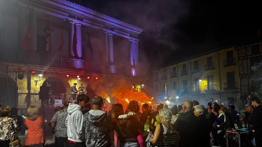 Toro se rinde al motor: emotivo desfile de antorchas y homenaje en la Plaza Mayor