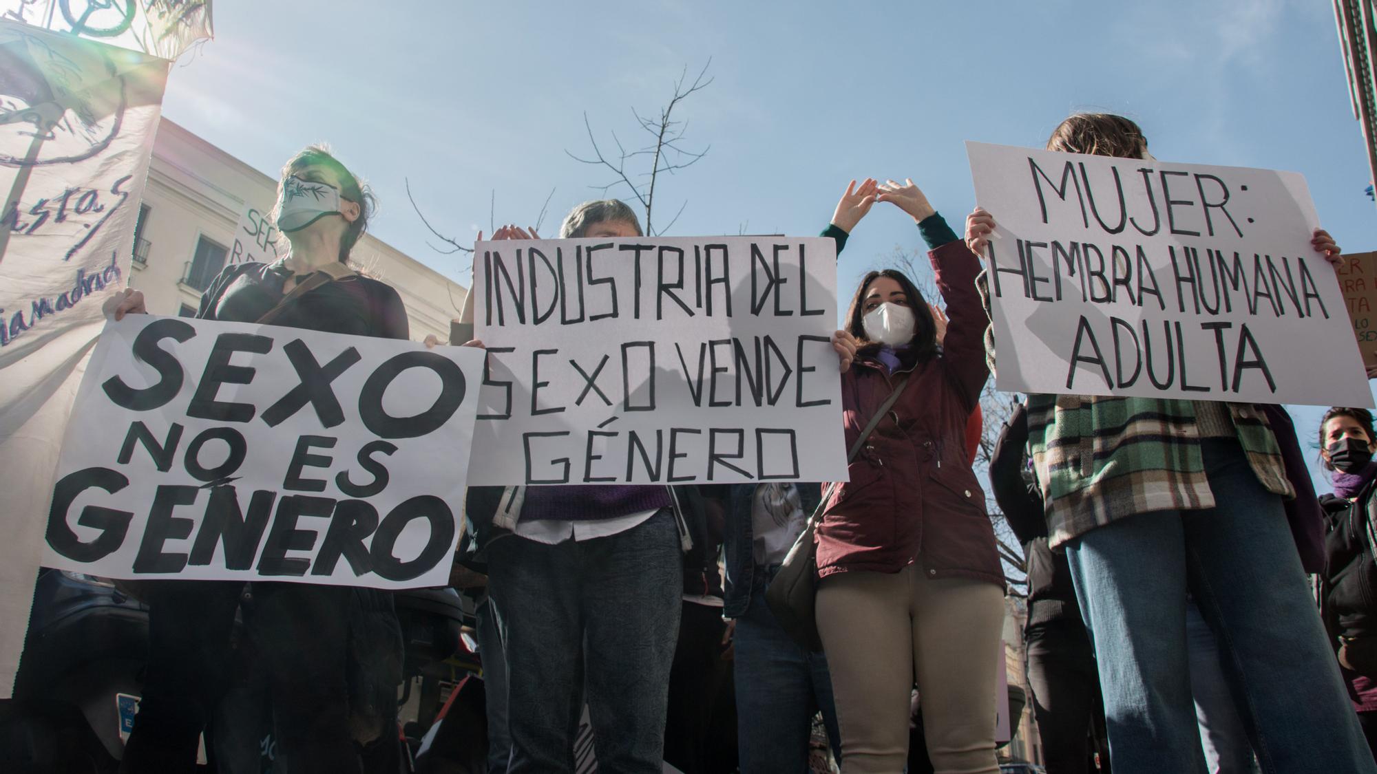 Varias mujeres participan en una manifestación contra las leyes Trans y LGTBI, ante el Ministerio de Igualdad, en Madrid (España), a 20 de febrero de 2021. Varios colectivos feministas de Madrid, convocados por Espacio Feminista Radical (EFR), se han concentrado la mañana de este sábado a las 12.30 horas ante el Ministerio de Igualdad para denunciar las consecuencias de las leyes de identidad --Ley Trans y Ley LGTBI- redactadas por el departamento de Irene Montero y contra el &quot;desprecio&quot; que, a su juicio, el Ministerio ejerce contra las feministas. 20 FEBRERO 2021;FEMINISMO;MANIFESTACIÓN;IRENE MONTERO;MINISTERIO DE IGUALDAD;LEY TRANS David Obach / Europa Press 20/02/2021