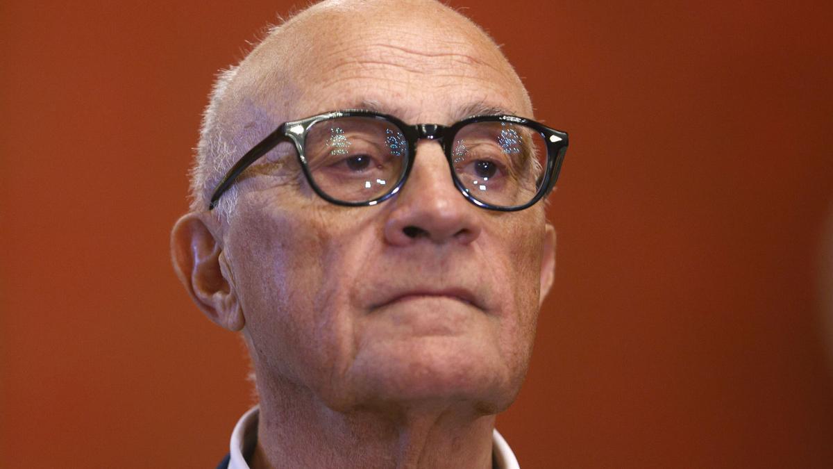 El presidente del Banc Sabadell, Josep Oliu, a su llegada a la rueda de prensa que ha ofrecido este viernes en la sede de la Cambra de Comerç, para valorar el fracaso de la opa del BBVA contra el banco catlán. EFE/Quique García