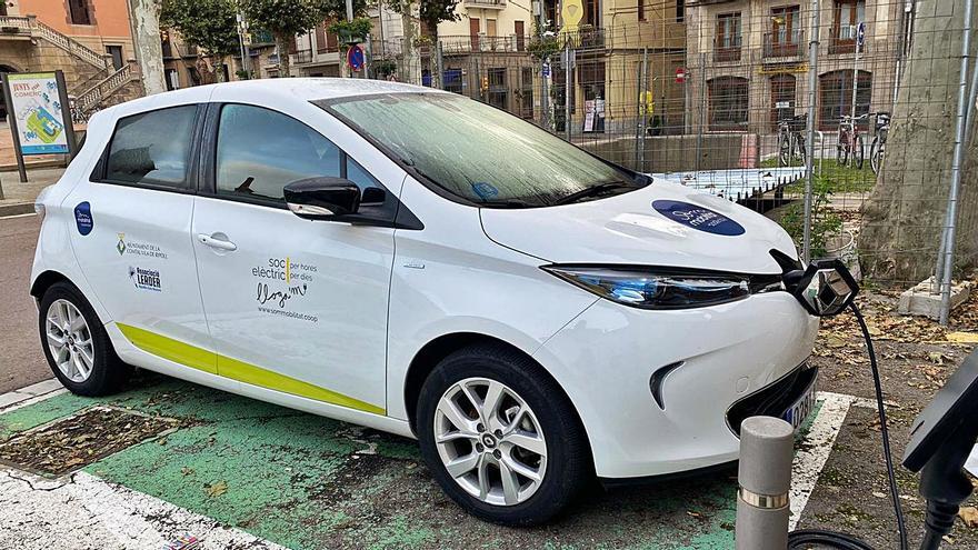 El nou vehicle elèctric, carregant-se davant l’Ajuntament de Ripoll. | AJUNTAMENT DE RIPOLL
