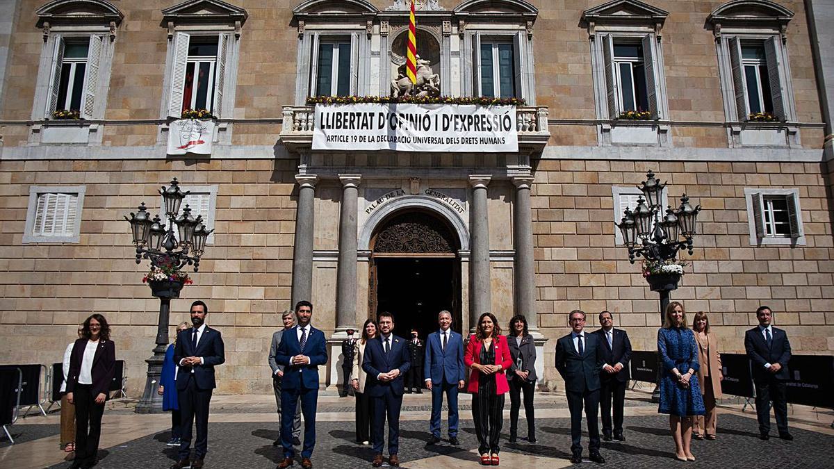 Aragonès i els 14 nous consellers, davant del Palau de la Generalitat. | EUROPA PRESS