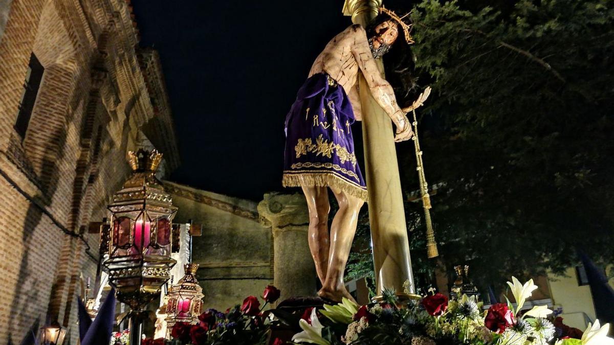 La imagen del Santo Ecce Homo abandona el monasterio de Santa Clara para iniciar el desfile procesional. .