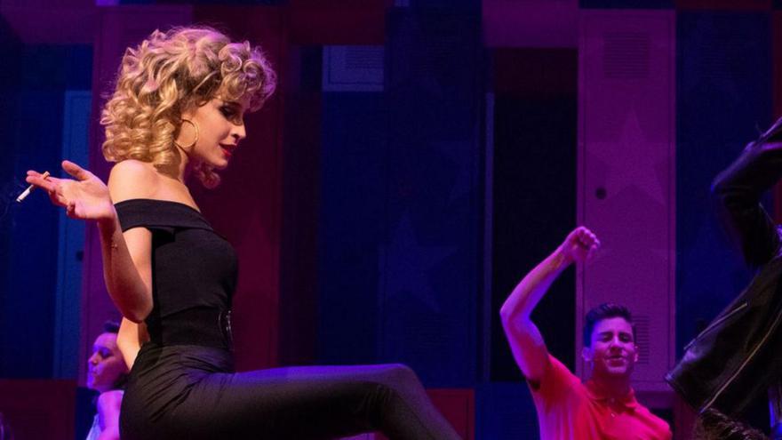 Mia Lardner como Sandy Olsson en 'Grease, el musical'