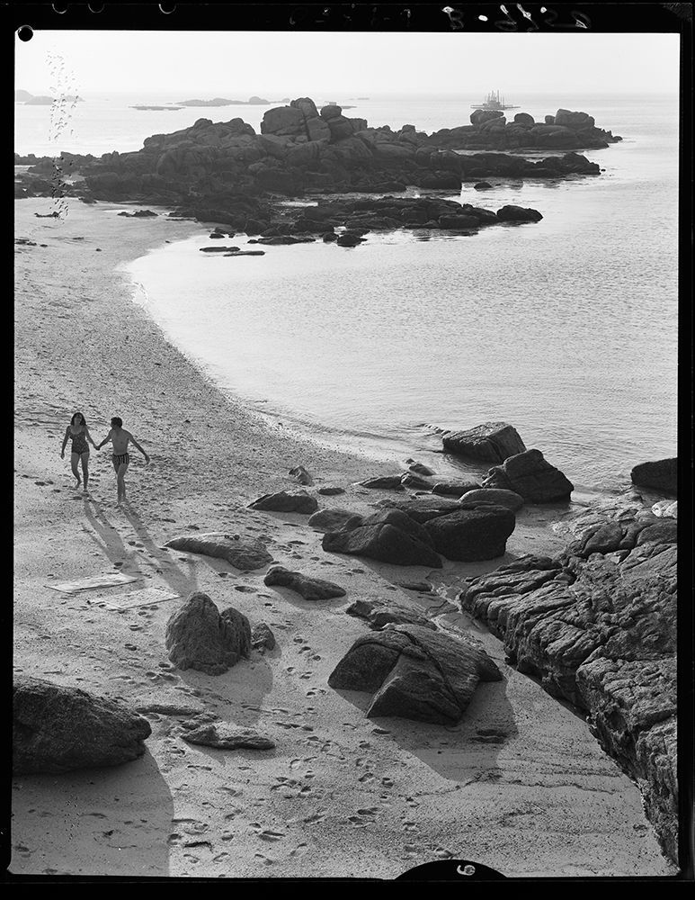 Pontevedra. Playas de San Vicente. La Toja [Pareja joven que camina por la playa agarrada de la mano. Al fondo se observan unas mejilloneras] 1967.jpg