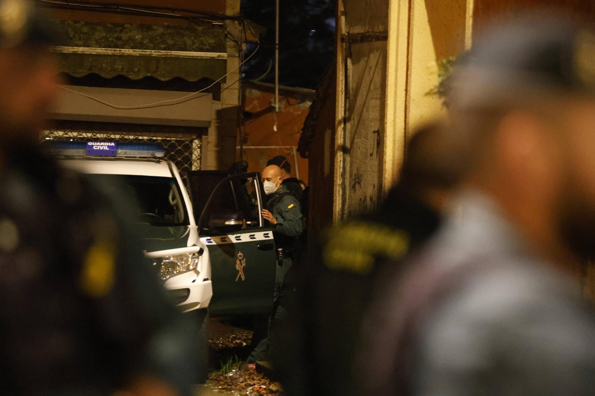 Así fue el espectacular operativo de la Guardia Civil en La Camocha, Gijon (en imágenes)
