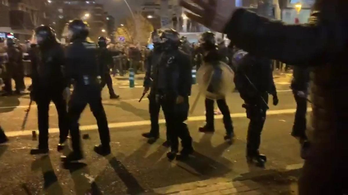 Cargas policiales en los accesos del Camp Nou.