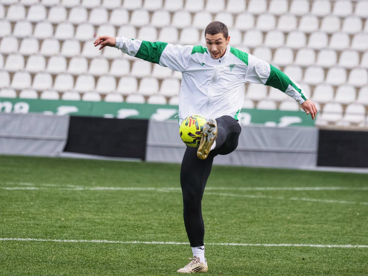 Adrián Fuentes controla el esférico durante un lance de un entrenamiento en El Arcángel.