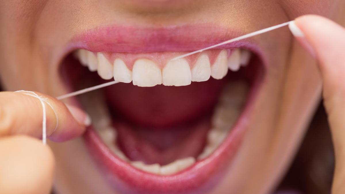 El uso de hilo dental también es importante en la higiene bucodental