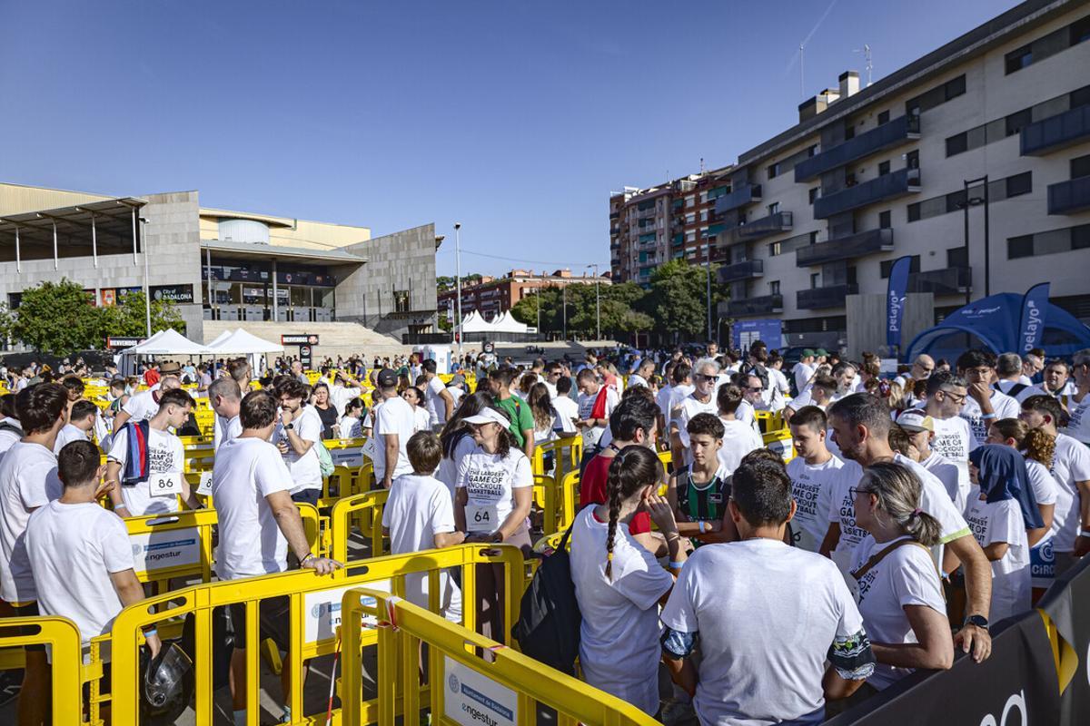 Cientos de participantes esperan su turno para lanzar a canasta.