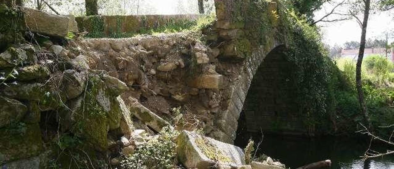 Puente romano de Liñares  |  Es menos habitual en la obra gráfica de Castelao pero en uno de sus esbozos se identifica el puente antiguo de la parroquia, situado a pocos kilómetros de la casa de su mujer Virxinia Pereira.