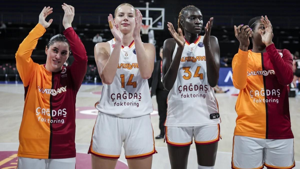 Las jugadoras del Galatasaray celebran la victoria de Euroliga ante el Girona.