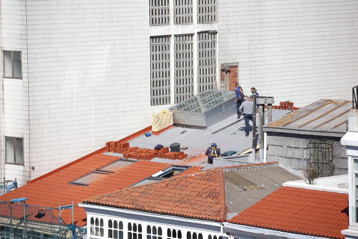 Operarios trabajan en tejados en A Coruña