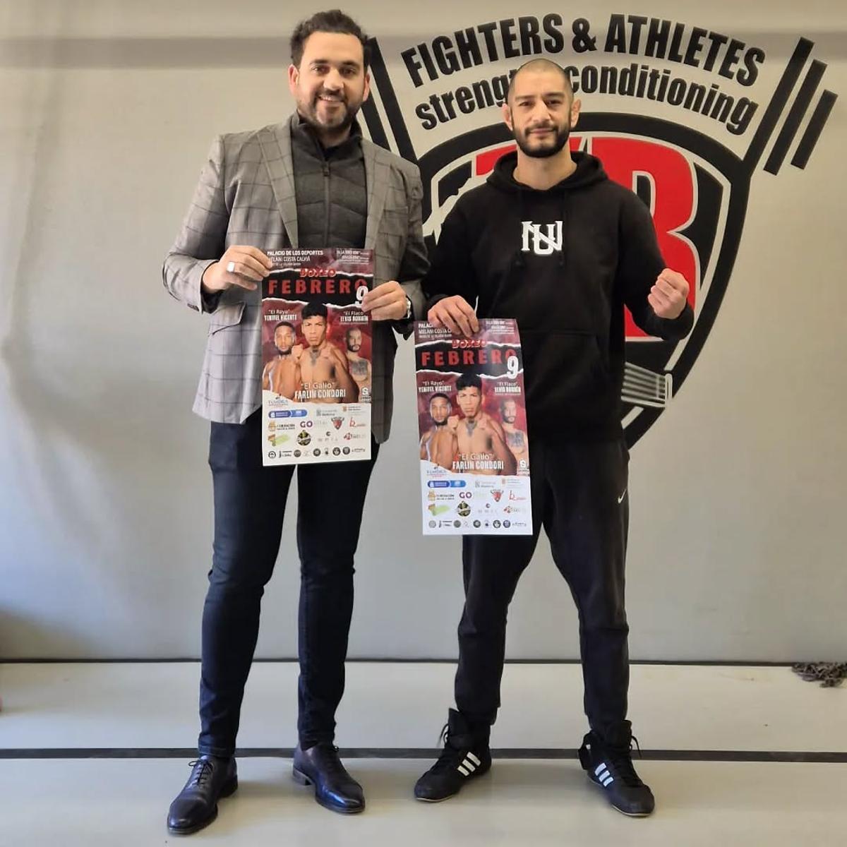 Néstor Domínguez, de ND Boxing, y Elvis Bonnín con el cartel de la velada