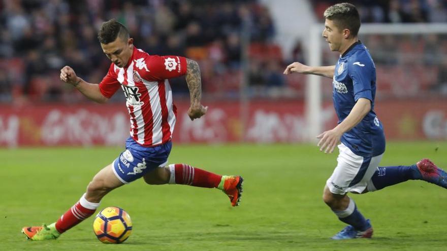 Pablo Maffeo controla la pilota en un Girona-Getafe a Montilivi.