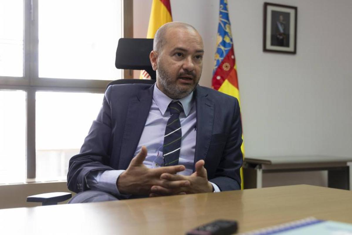 El presidente del Tribunal de Instancia de Alzira, en un momento de la entrevista.