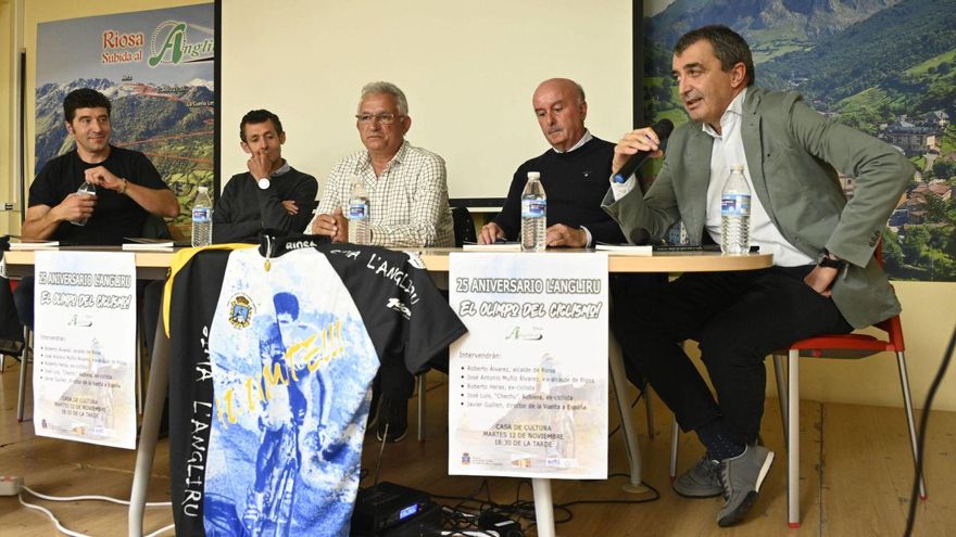Por la izquierda, Chechu Rubiera, Roberto Heras, Roberto Álvarez, José Antonio Muñiz y Javier Guillén, durante el coloquio.