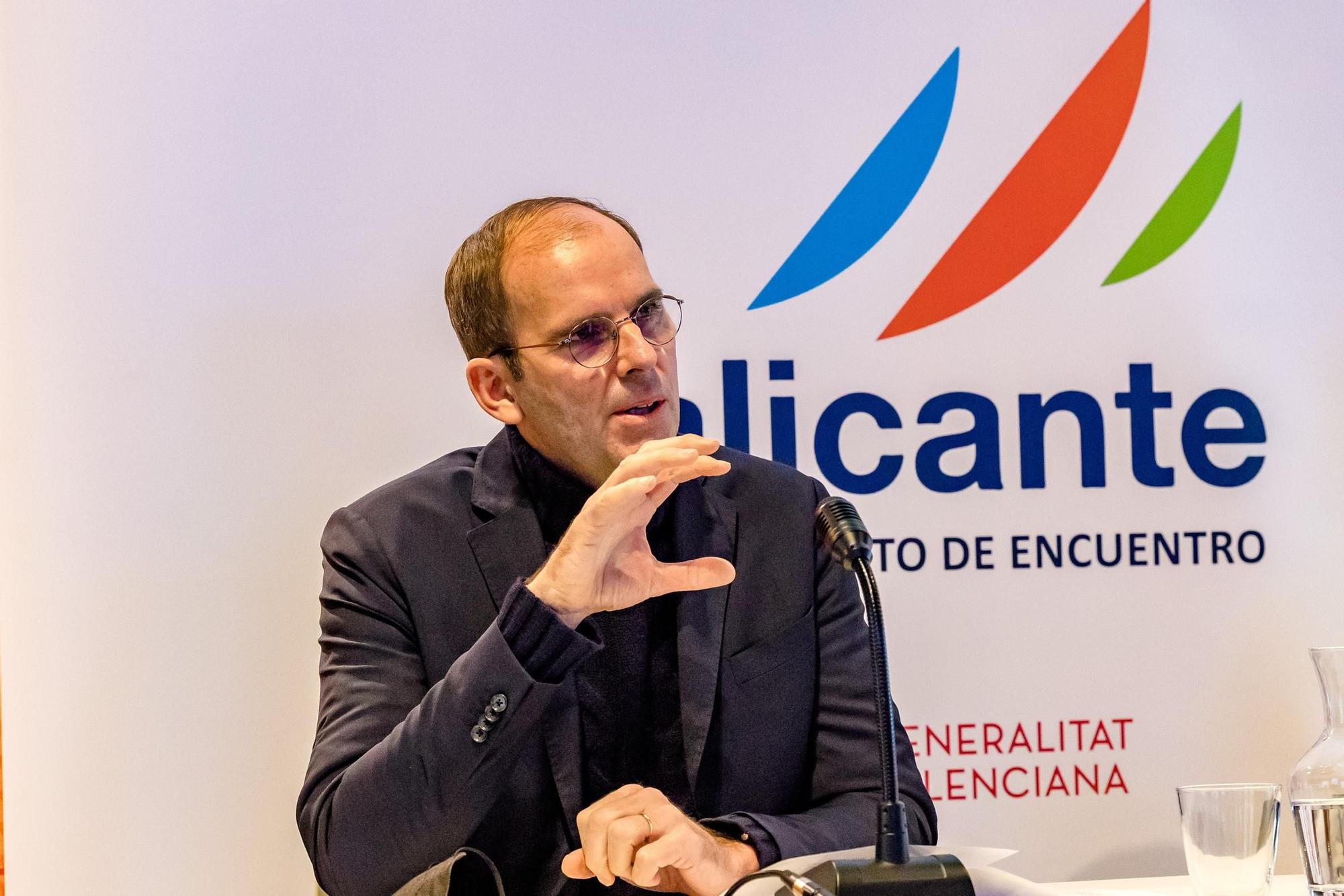 La consellera Carolina Pascual presenta en el puerto la próxima edición de la Vuelta al Mundo a Vela.