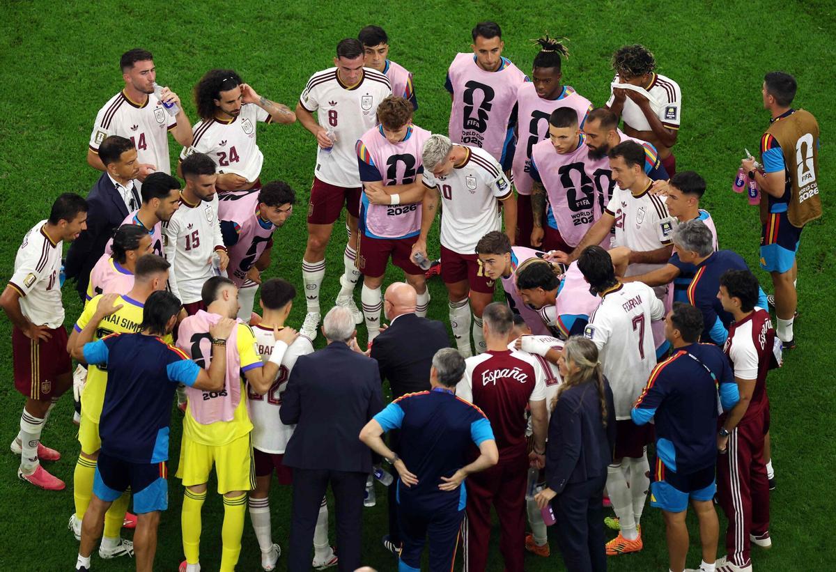 Luis de la Fuente da instrucciones a sus jugadores en una pausa.