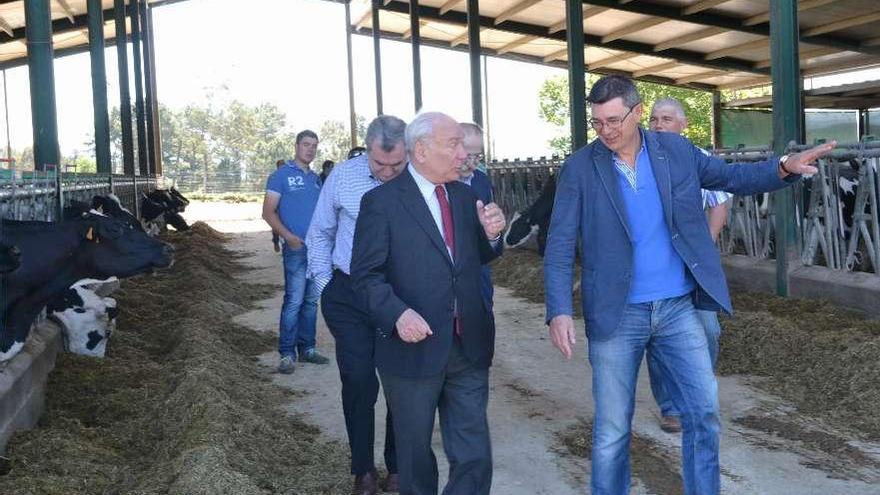 Francisco Rodríguez y Román Santalla, durante la visita a una explotación ganadera en Palio. // D.S.