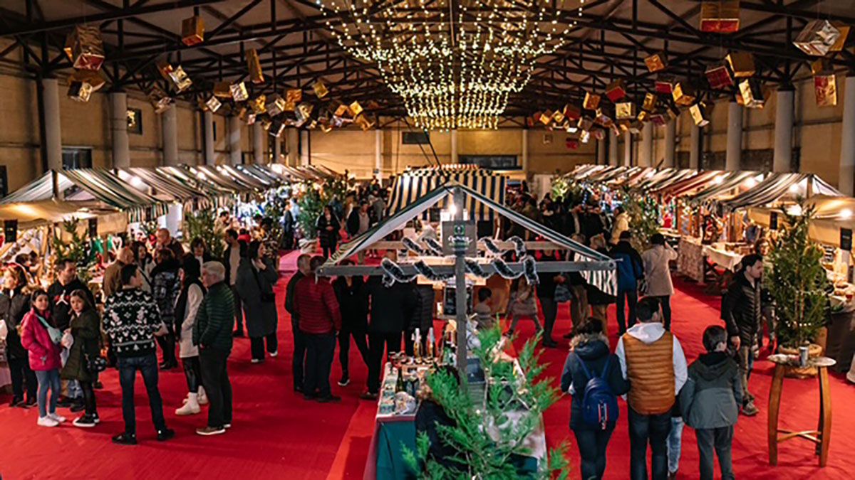 Vista panorámica del recinto principal del Mercado de Navidad Allande Mágico, donde artesanía, gastronomía y tradición se unen en un evento único